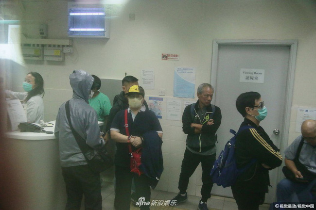 Chị gái Lam Khiết Anh khóc ngất, phải có người dìu đi, anh trai tiều tụy sau khi nhận thi thể em gái-4