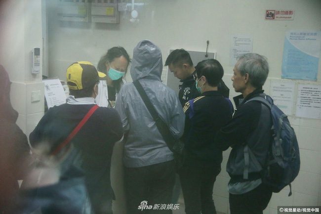 Chị gái Lam Khiết Anh khóc ngất, phải có người dìu đi, anh trai tiều tụy sau khi nhận thi thể em gái-5