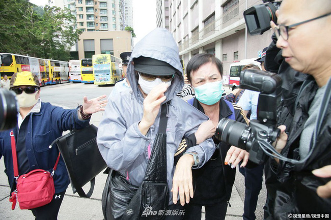 Chị gái Lam Khiết Anh khóc ngất, phải có người dìu đi, anh trai tiều tụy sau khi nhận thi thể em gái-7