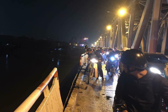 Vụ Mercedes đâm gãy thành cầu lao xuống sông Hồng: Tìm thấy CMND của 1 người đàn ông trên xe-1