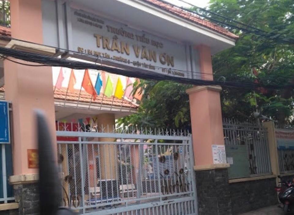 Cô giáo tiểu học bắt học sinh tự tát 32 cái-1