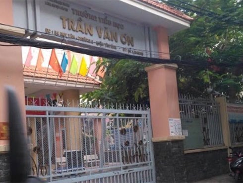 Cô giáo tiểu học bắt học sinh tự tát 32 cái