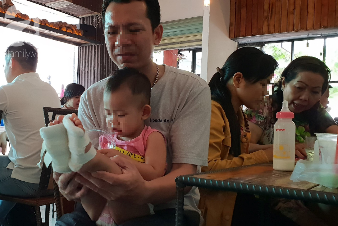 TP.HCM: Bé gái 18 tháng tuổi bị phỏng bất thường ở chân khi đi học ở trường mầm non, bố mẹ làm đơn cầu cứu-1
