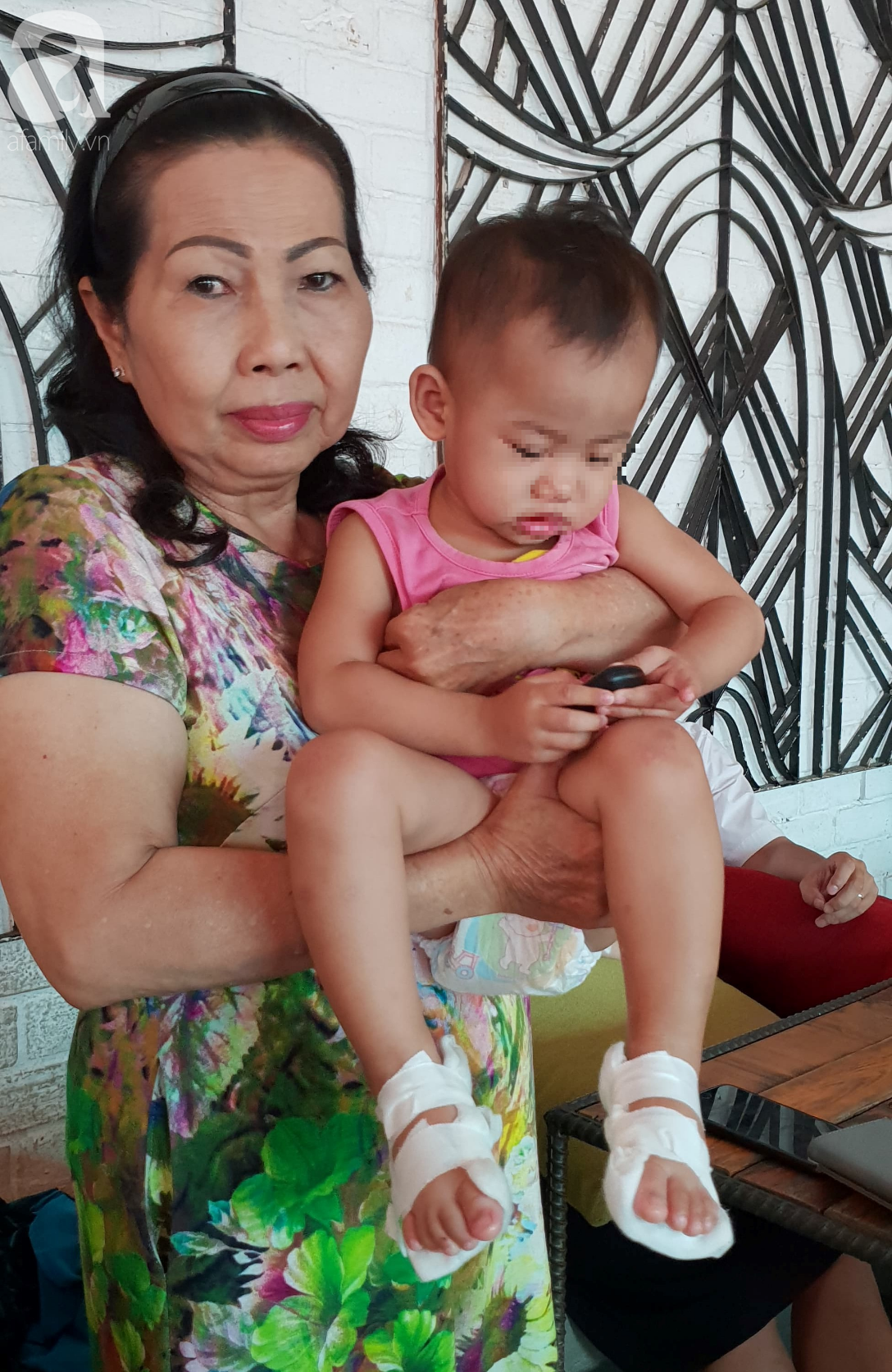 TP.HCM: Bé gái 18 tháng tuổi bị phỏng bất thường ở chân khi đi học ở trường mầm non, bố mẹ làm đơn cầu cứu-4