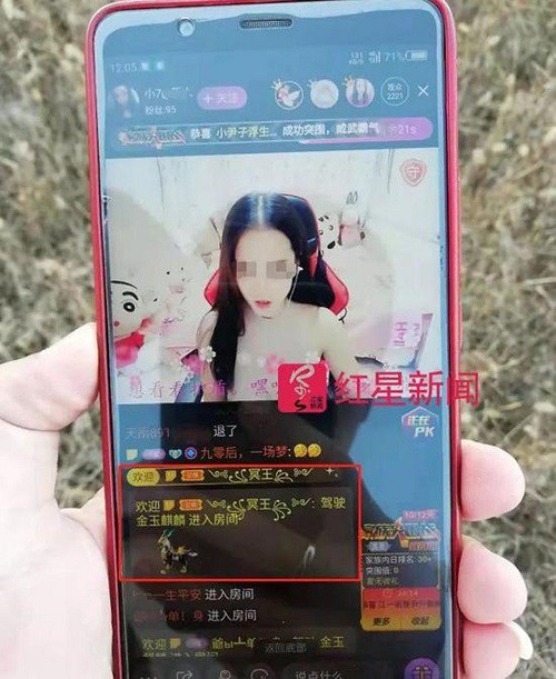 Trung Quốc: Cha mẹ sạt nghiệp vì con trai say đắm nữ streamer-1