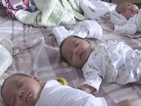 Mẹ đem 3 con sinh ba kháu khỉnh rao trên mạng, lý do đằng sau khiến ai cũng thương xót