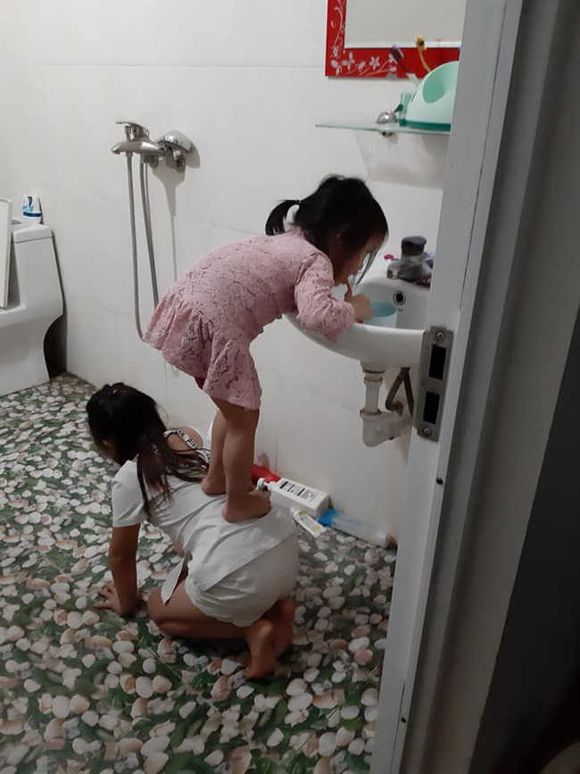 Quỳ xuống làm ghế cho em gái đứng đánh răng, cô chị được gọi tên chị gái quốc dân-1