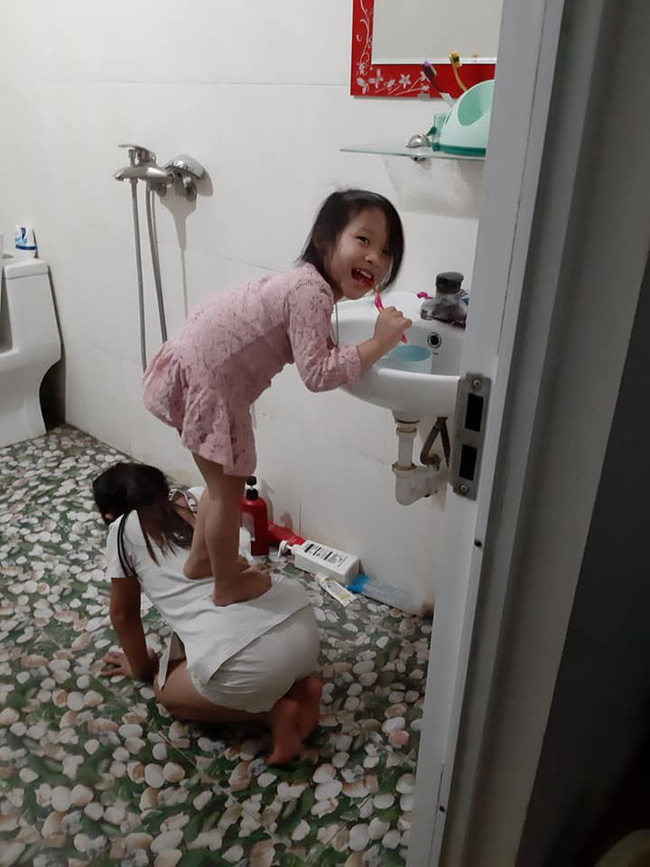 Quỳ xuống làm ghế cho em gái đứng đánh răng, cô chị được gọi tên chị gái quốc dân-2