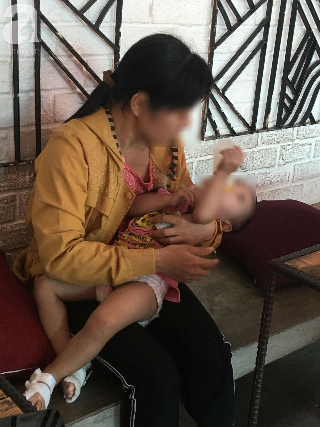 Mẹ bé gái 18 tháng tuổi nghi bị cô giáo tạt nước sôi gây phỏng chân: Đêm nào con bé cũng giật mình khóc ngất-1