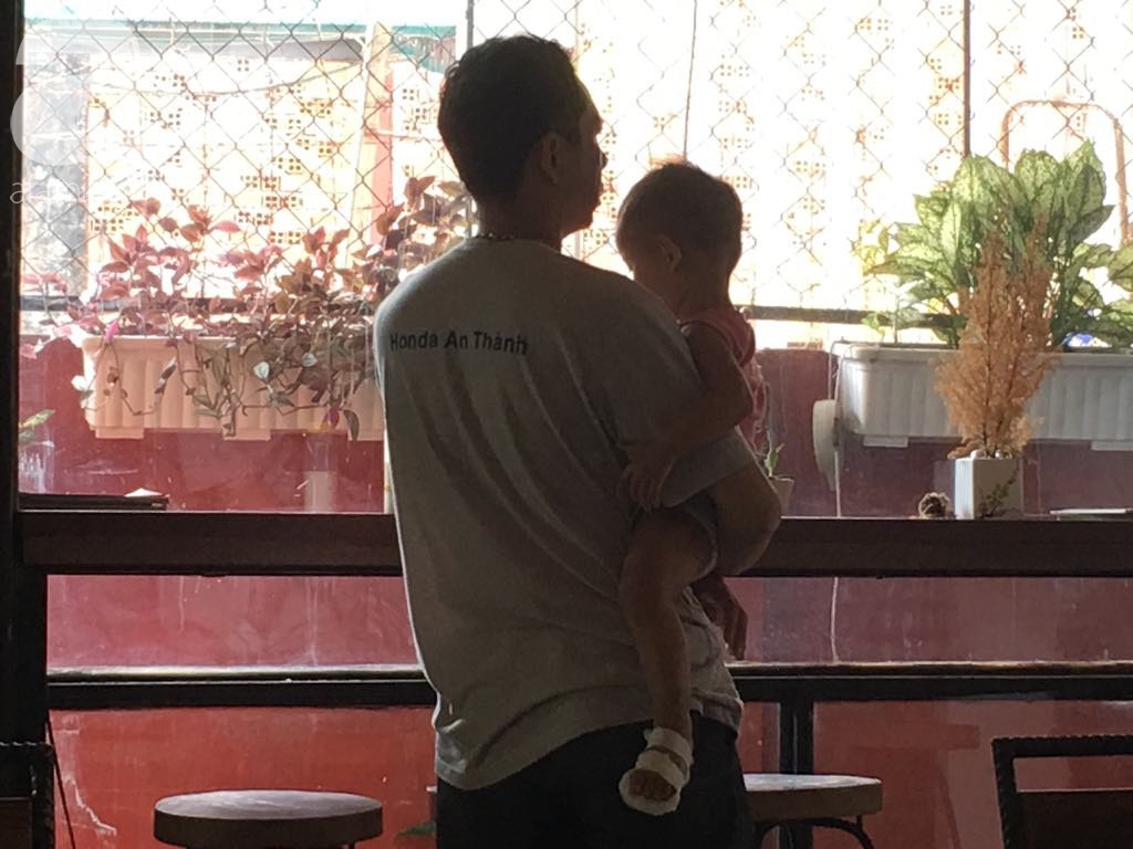 Mẹ bé gái 18 tháng tuổi nghi bị cô giáo tạt nước sôi gây phỏng chân: Đêm nào con bé cũng giật mình khóc ngất-7