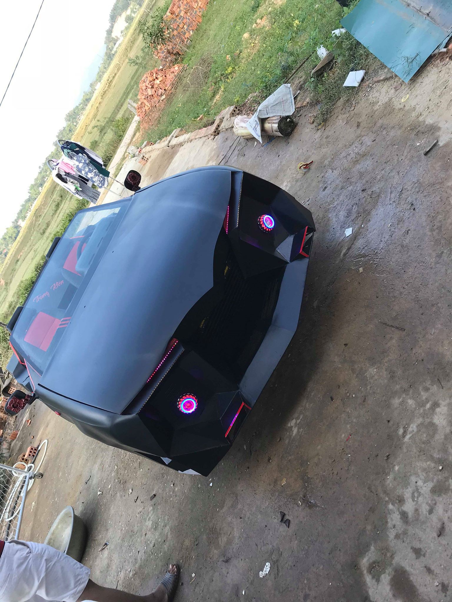 Thanh niên bỏ 60 triệu mua ô tô đồng nát rồi hí hoáy mất hai tháng để biến nó thành siêu xe-5