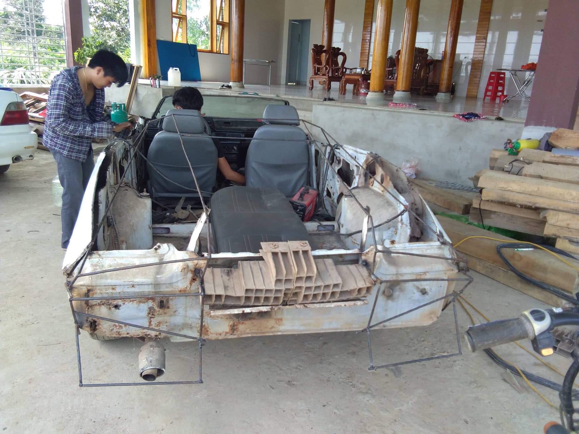 Thanh niên bỏ 60 triệu mua ô tô đồng nát rồi hí hoáy mất hai tháng để biến nó thành siêu xe-2