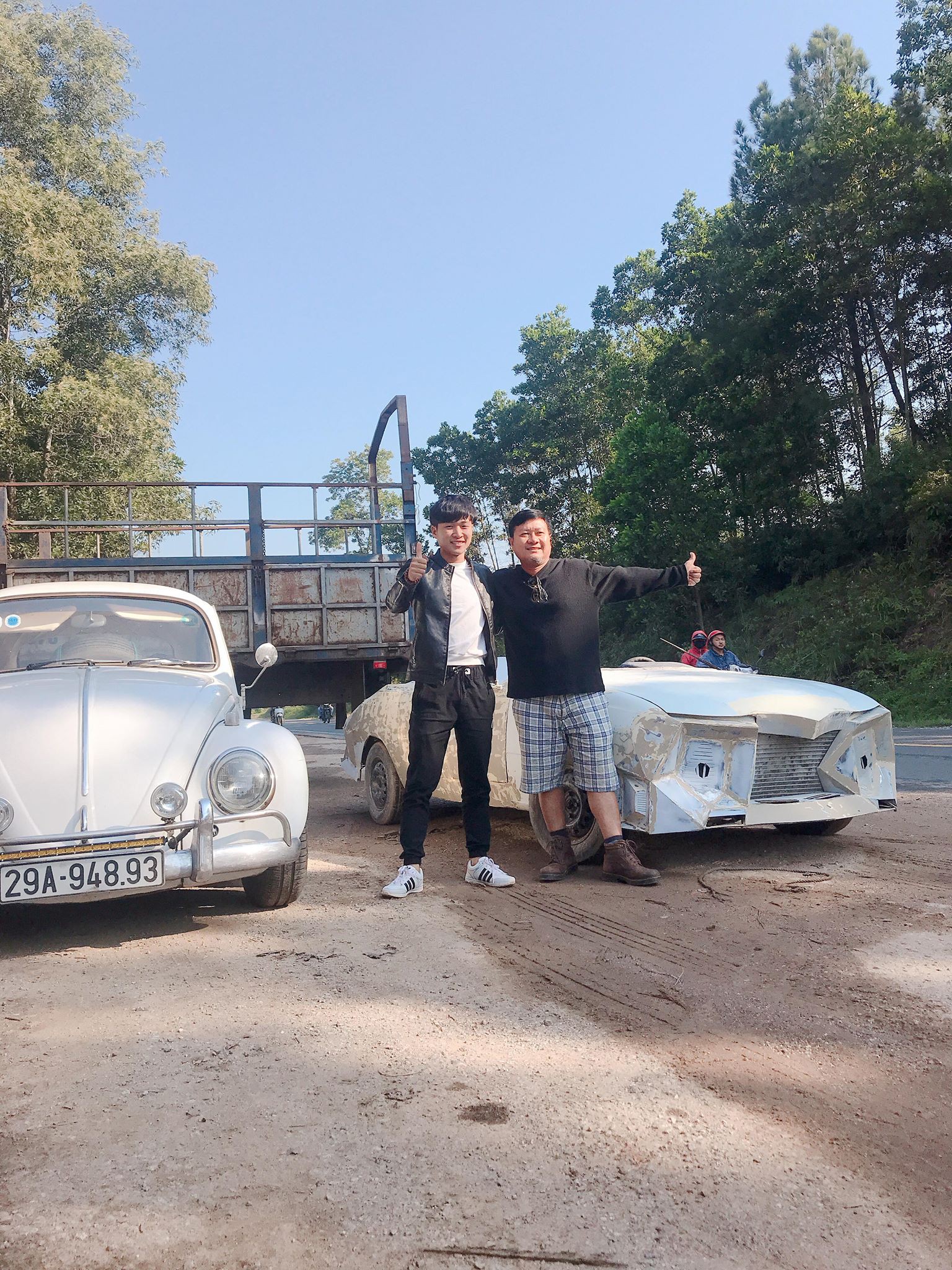 Thanh niên bỏ 60 triệu mua ô tô đồng nát rồi hí hoáy mất hai tháng để biến nó thành siêu xe-1