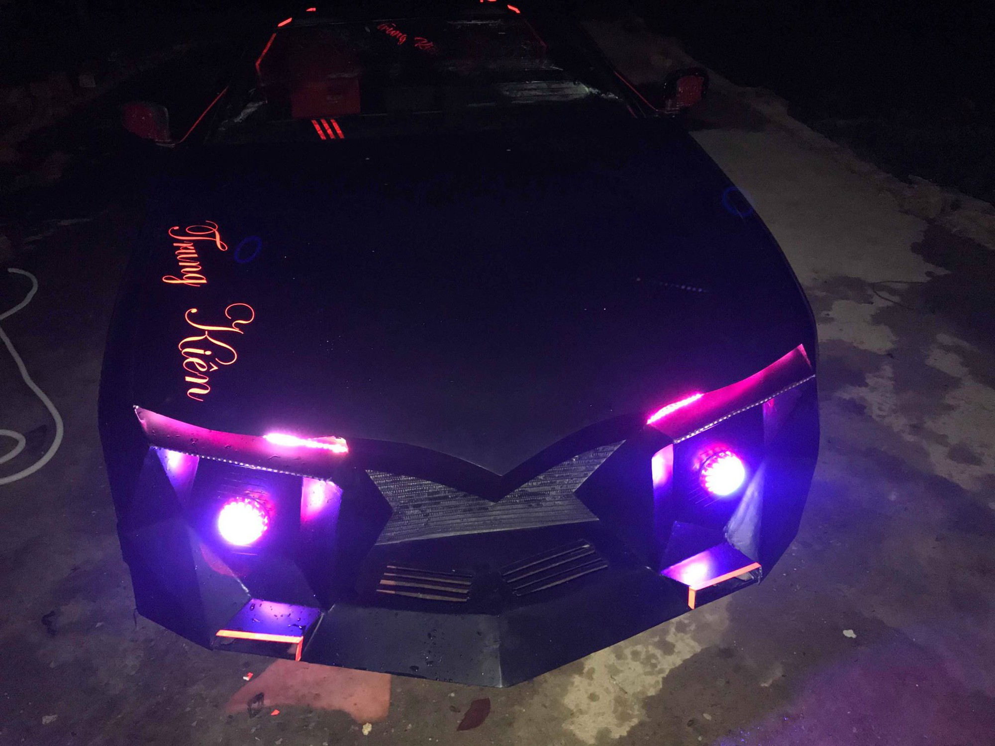 Thanh niên bỏ 60 triệu mua ô tô đồng nát rồi hí hoáy mất hai tháng để biến nó thành siêu xe-6