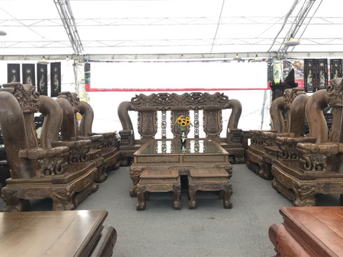 Thương lái Trung Quốc càn quét đồ gỗ trắc, 4 bộ ghế trả luôn 1 triệu USD-10