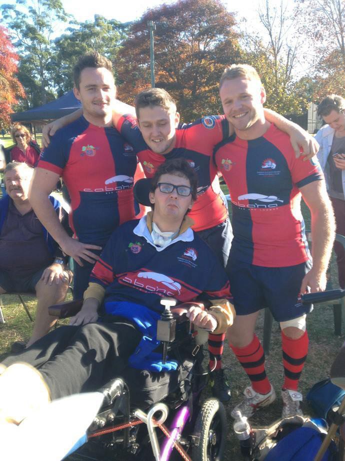 Tài năng bóng bầu dục qua đời sau 8 năm chống chọi với bệnh tật chỉ vì một lần dại dột ăn sống ốc sên-2