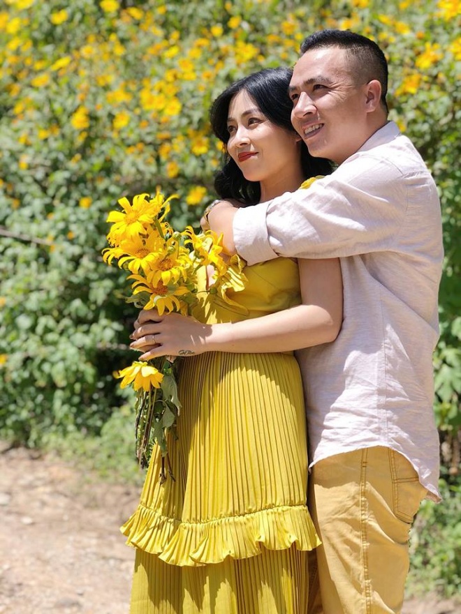 MC Hoàng Linh lại diễn cảnh tình cảm bên bạn trai giữa cánh đồng hoa Đà Lạt-1
