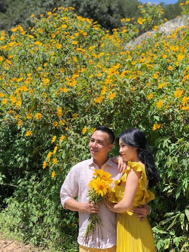 MC Hoàng Linh lại diễn cảnh tình cảm bên bạn trai giữa cánh đồng hoa Đà Lạt-10