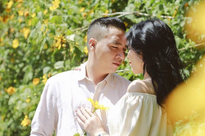 MC Hoàng Linh lại diễn cảnh tình cảm bên bạn trai giữa cánh đồng hoa Đà Lạt-13