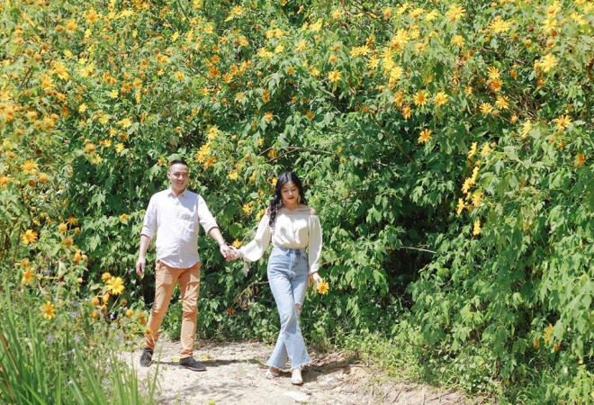 MC Hoàng Linh lại diễn cảnh tình cảm bên bạn trai giữa cánh đồng hoa Đà Lạt-8