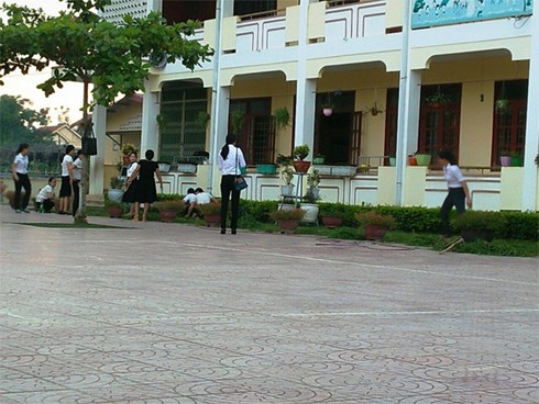 Thầy giáo cầm dao vào trường, đánh nữ giáo viên bị Hiệu trưởng là chị ruột ký quyết định 'khiển trách'