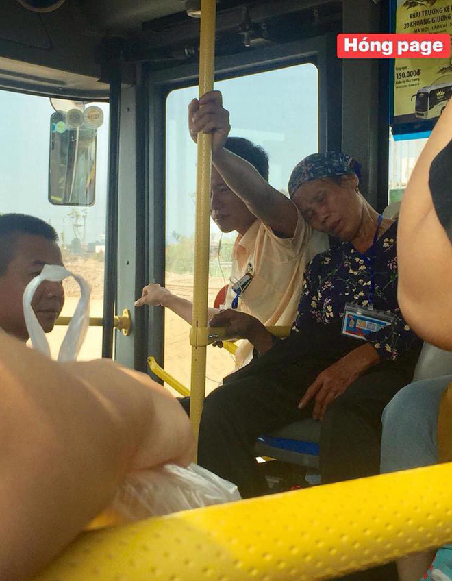 Trên xe buýt, cái ngả đầu của bà cụ và cánh tay căng cứng của nam thanh niên khiến hành khách chú ý-1