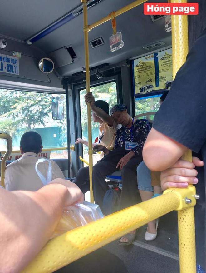 Trên xe buýt, cái ngả đầu của bà cụ và cánh tay căng cứng của nam thanh niên khiến hành khách chú ý-2
