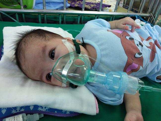 Ánh mắt cầu cứu của bé gái 8 tháng tuổi sống phụ thuộc vào máy thở, chưa một lần được bú sữa mẹ-5