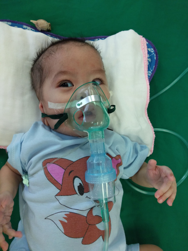 Ánh mắt cầu cứu của bé gái 8 tháng tuổi sống phụ thuộc vào máy thở, chưa một lần được bú sữa mẹ-6