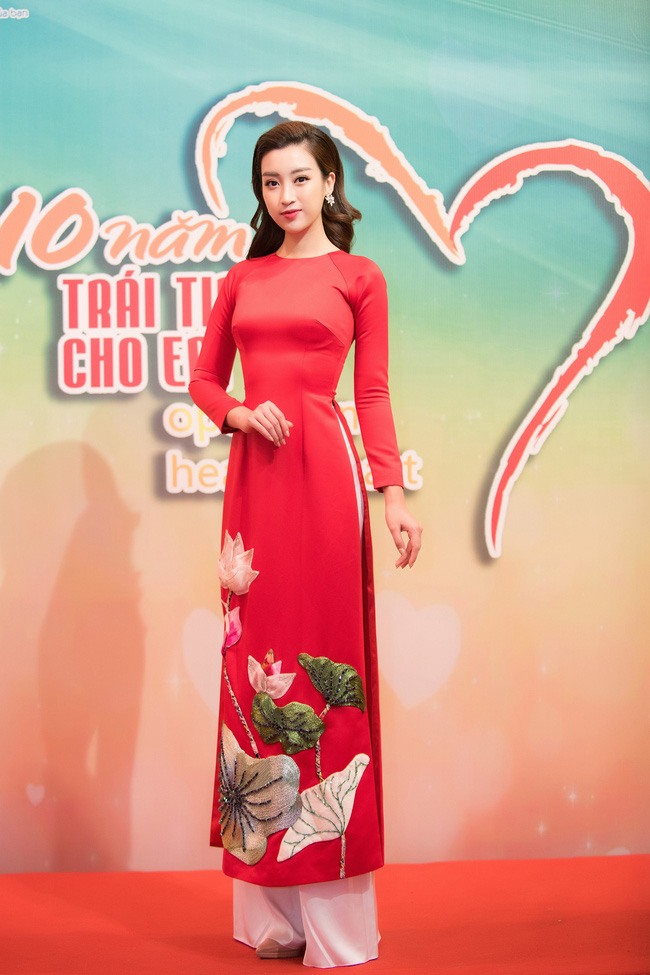 Hoa hậu Đỗ Mỹ Linh ngày càng mảnh mai khó tin, diện áo dài đỏ rực khi làm đại sứ-1