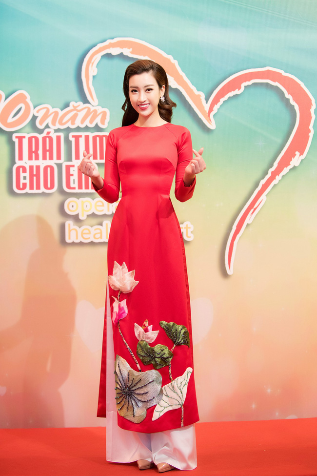 Hoa hậu Đỗ Mỹ Linh ngày càng mảnh mai khó tin, diện áo dài đỏ rực khi làm đại sứ-3