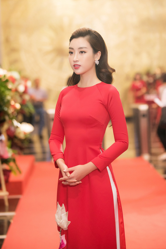 Hoa hậu Đỗ Mỹ Linh ngày càng mảnh mai khó tin, diện áo dài đỏ rực khi làm đại sứ-4