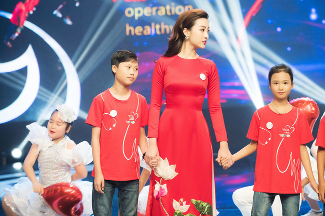Hoa hậu Đỗ Mỹ Linh ngày càng mảnh mai khó tin, diện áo dài đỏ rực khi làm đại sứ-8