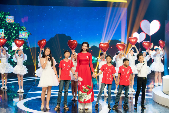 Hoa hậu Đỗ Mỹ Linh ngày càng mảnh mai khó tin, diện áo dài đỏ rực khi làm đại sứ-9