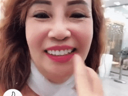 Dân mạng chỉ biết cạn lời khi cô dâu 61 tuổi liên tục livestream khoe cảnh hôn chồng trẻ-1