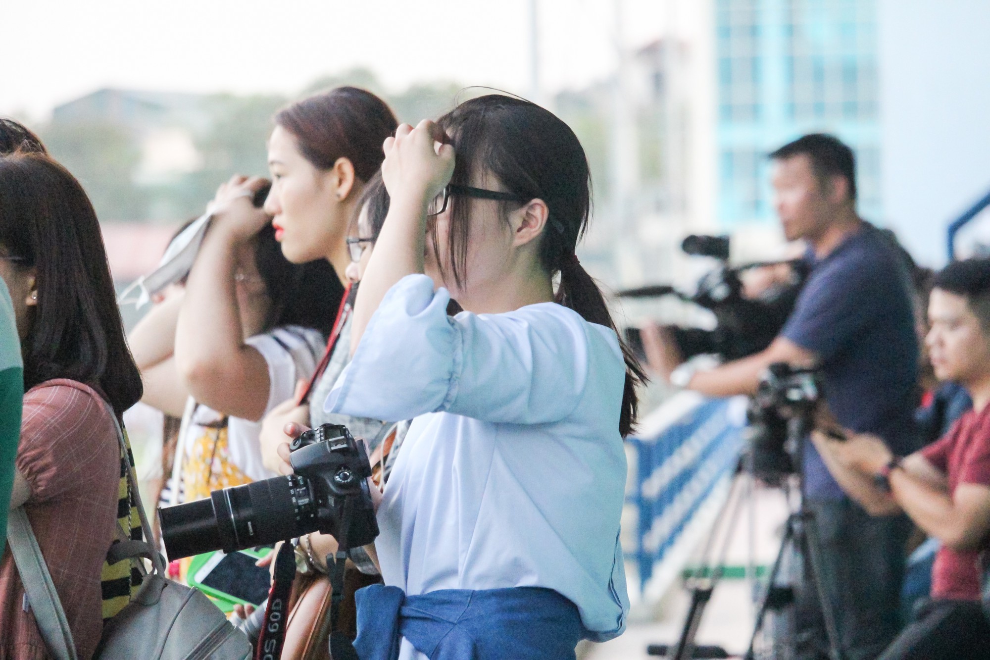 Hội fan girl chụp ảnh cầu thủ: Thần tượng Kpop có các master-nim, cớ sao idol quốc dân” của chúng mình lại không!-1