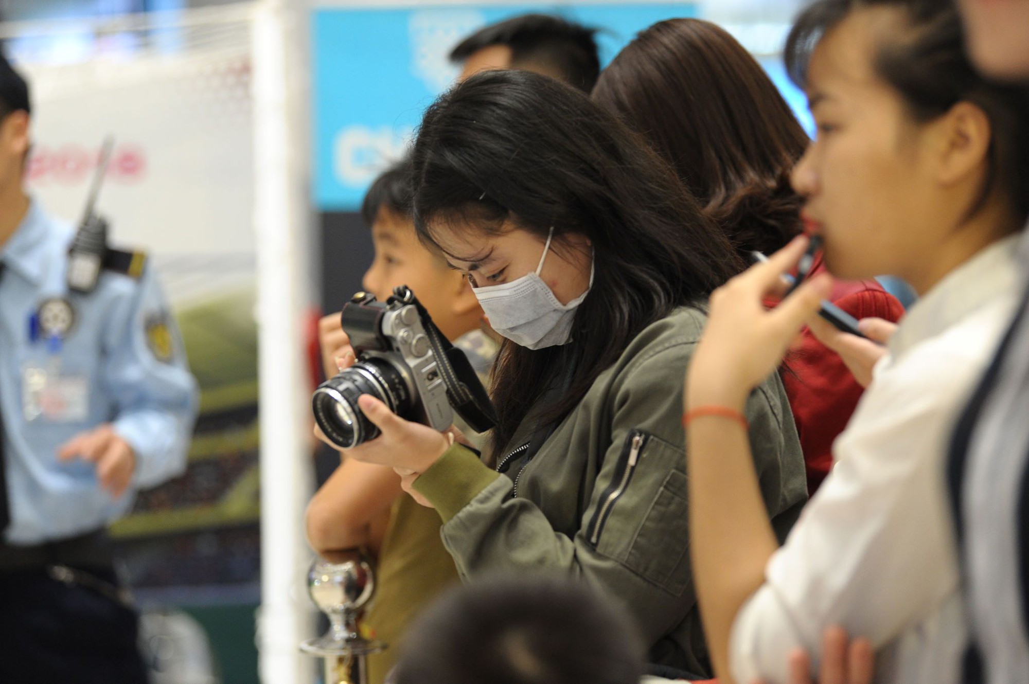 Hội fan girl chụp ảnh cầu thủ: Thần tượng Kpop có các master-nim, cớ sao idol quốc dân” của chúng mình lại không!-2