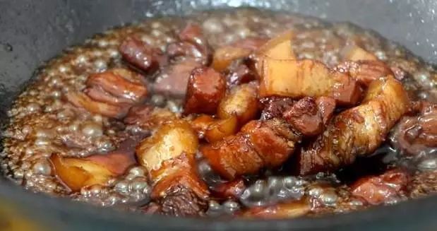 Không cần nước màu, thịt heo kho tôi làm theo công thức này vừa đậm đà lạ miệng lại óng ả đẹp mắt-1