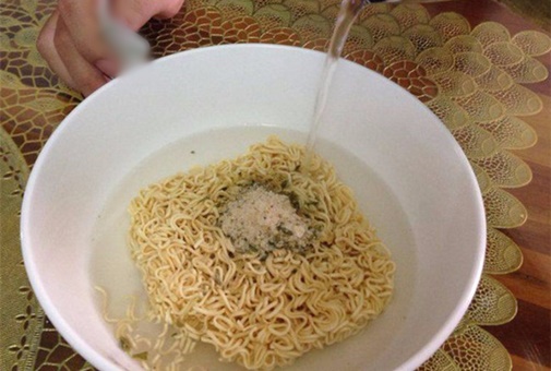 Rơi nước mắt trước lá thư của đứa trẻ gửi cho người mẹ trên thiên đường sau khi bị bố đánh-1