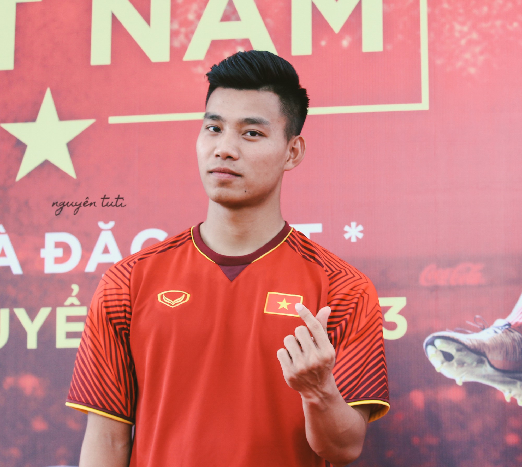 Hội fan girl chụp ảnh cầu thủ: Thần tượng Kpop có các master-nim, cớ sao idol quốc dân” của chúng mình lại không!-13