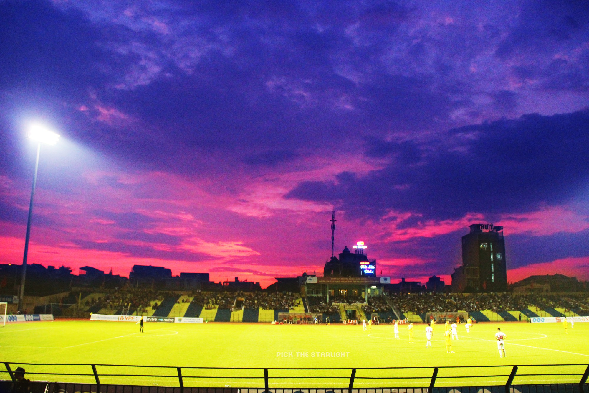 Hội fan girl chụp ảnh cầu thủ: Thần tượng Kpop có các master-nim, cớ sao idol quốc dân” của chúng mình lại không!-3