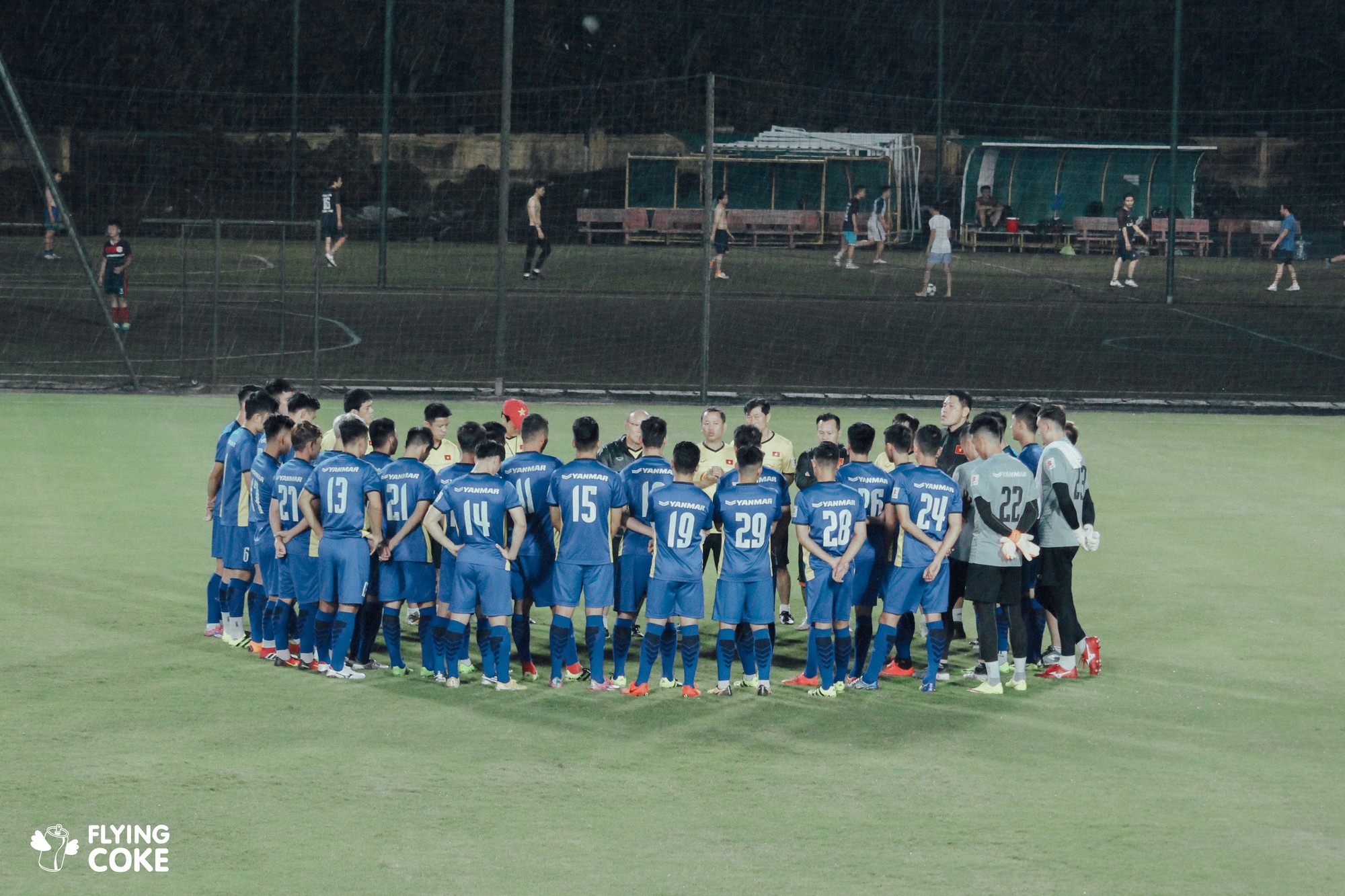 Hội fan girl chụp ảnh cầu thủ: Thần tượng Kpop có các master-nim, cớ sao idol quốc dân” của chúng mình lại không!-14