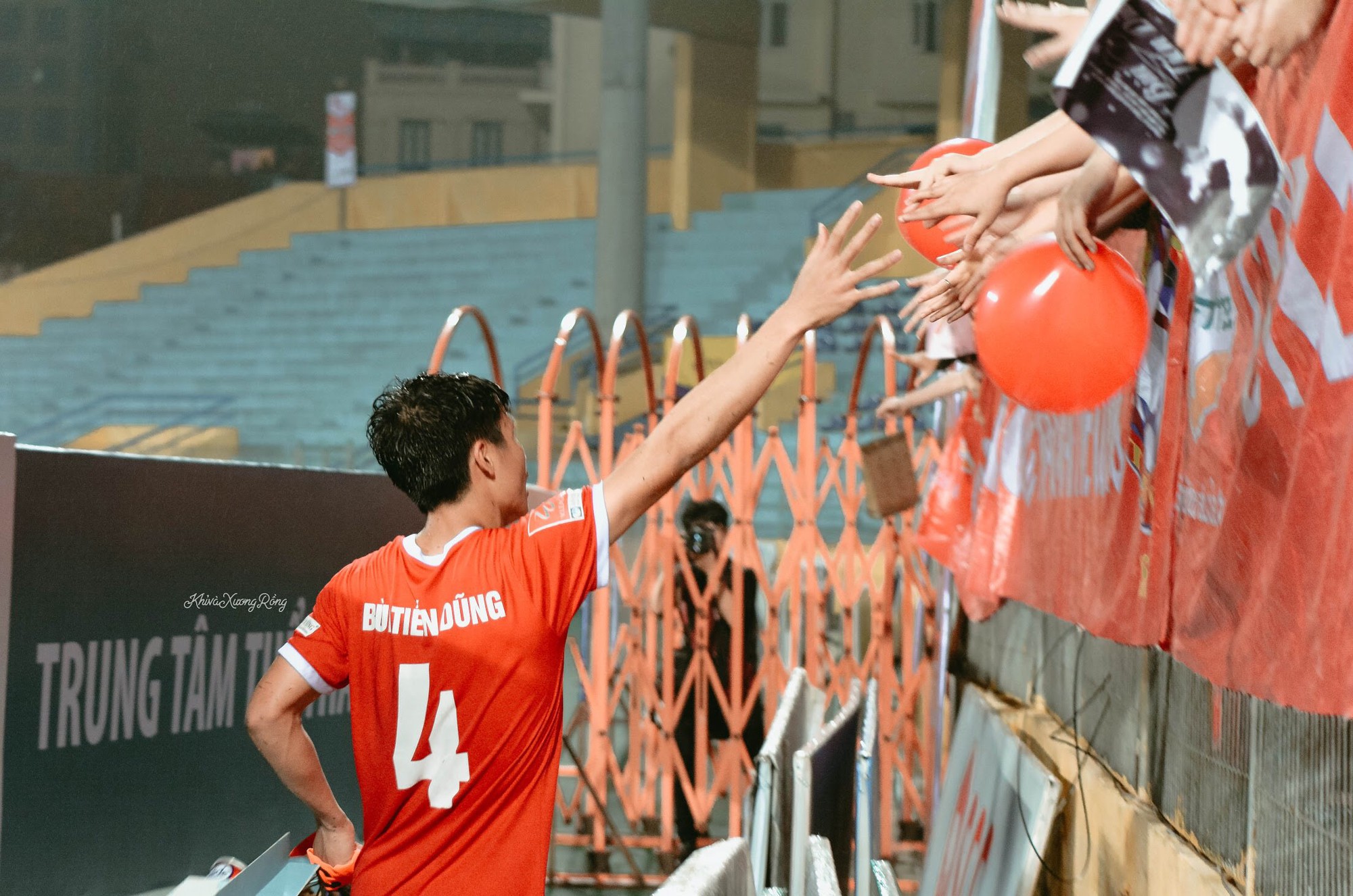 Hội fan girl chụp ảnh cầu thủ: Thần tượng Kpop có các master-nim, cớ sao idol quốc dân” của chúng mình lại không!-12