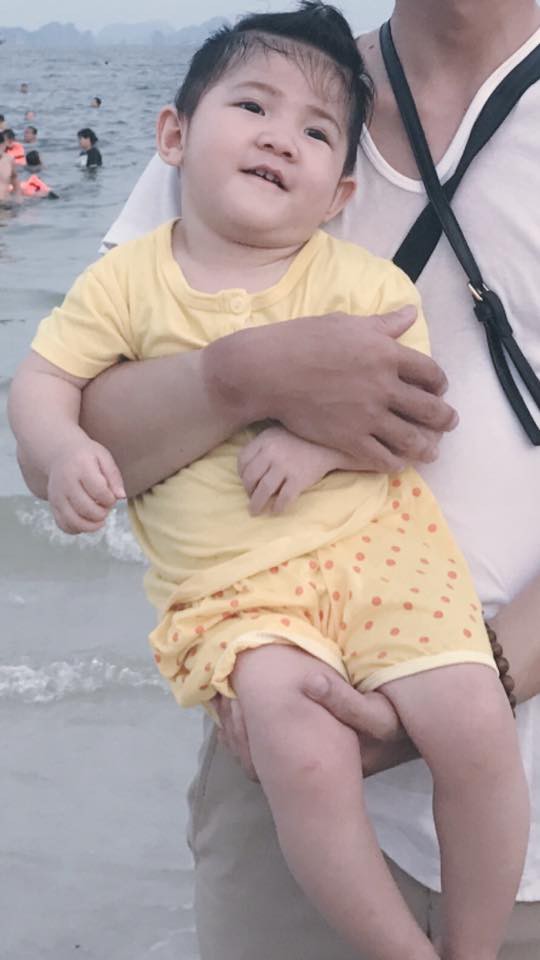 Hình ảnh mới nhất của em bé Lào Cai sau 2 năm về với mẹ nuôi: Cao lớn bụ bẫm, nói cười nhiều hơn-12