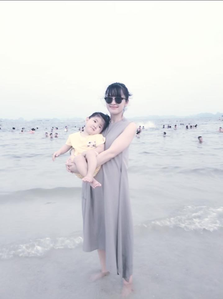 Hình ảnh mới nhất của em bé Lào Cai sau 2 năm về với mẹ nuôi: Cao lớn bụ bẫm, nói cười nhiều hơn-13