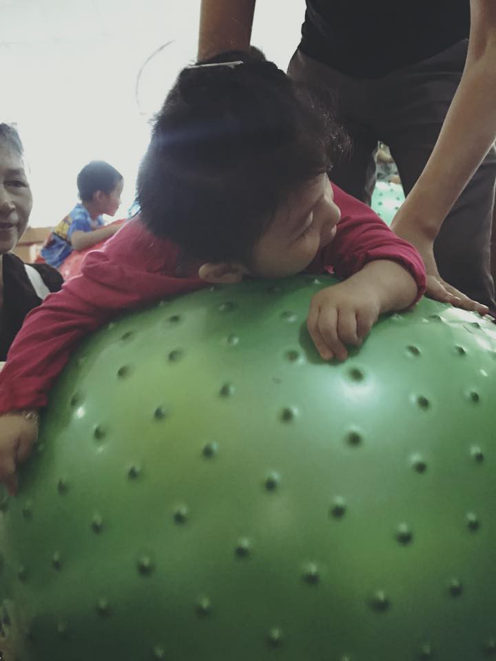 Hình ảnh mới nhất của em bé Lào Cai sau 2 năm về với mẹ nuôi: Cao lớn bụ bẫm, nói cười nhiều hơn-6