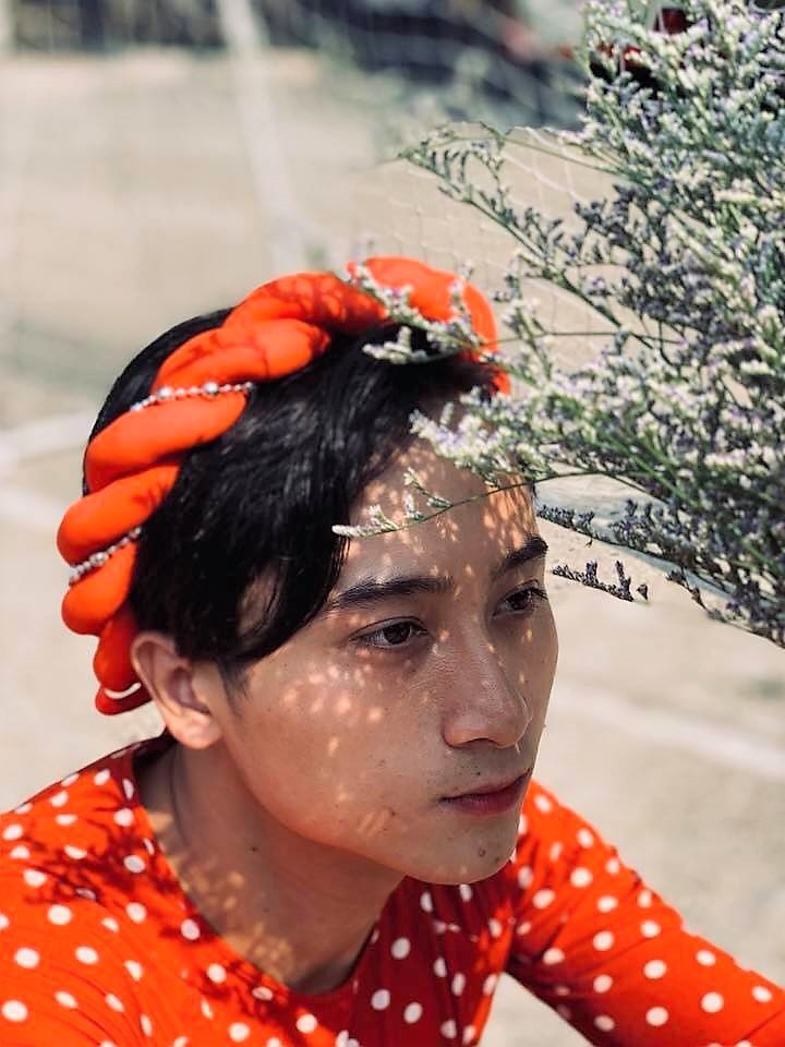 Nhóm nam sinh mặc áo dài, giả gái chụp kỷ yếu bị dân mạng chê nữ tính nhưng biết thân thế thật ai cũng thích thú-1