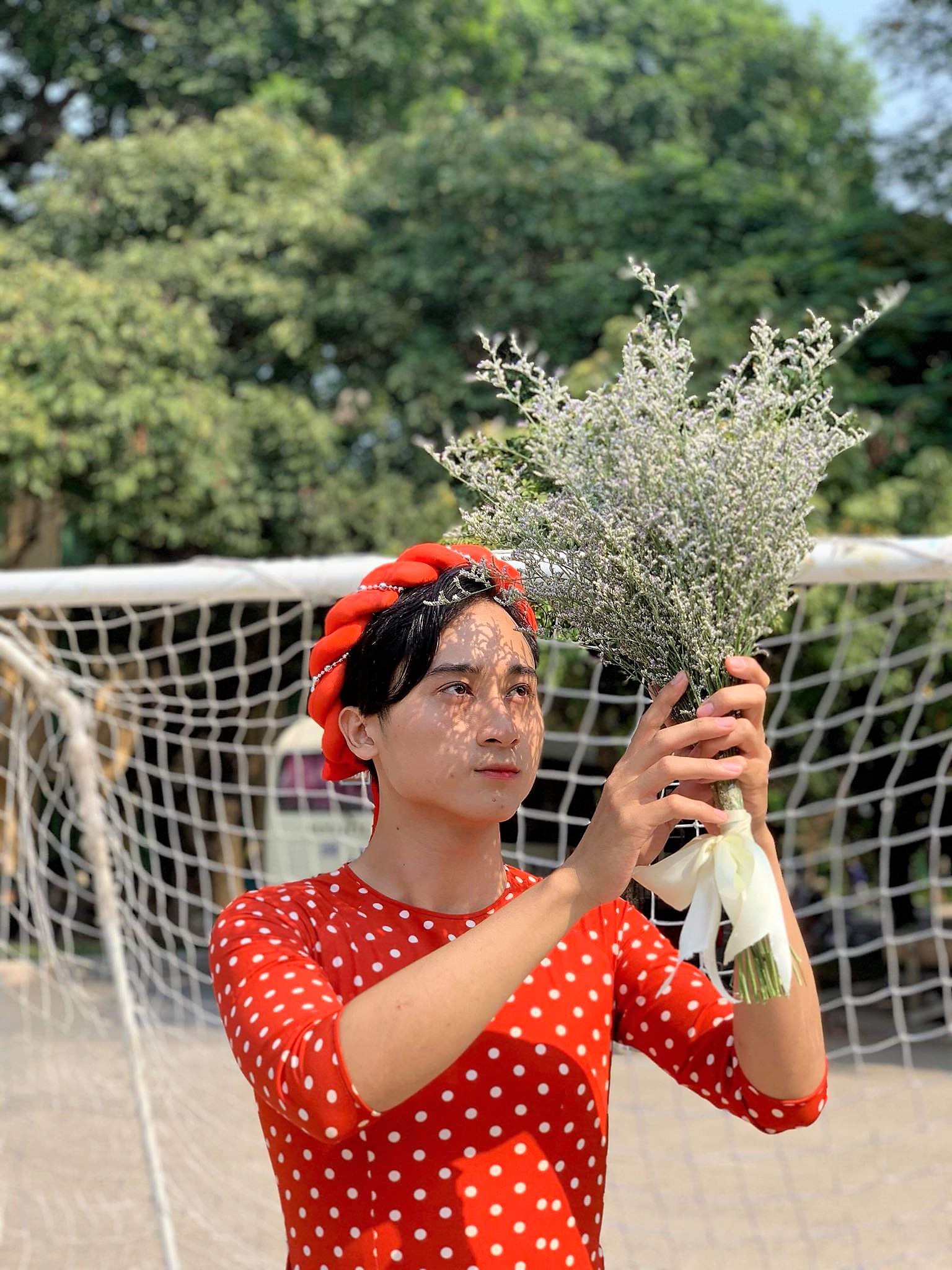 Nhóm nam sinh mặc áo dài, giả gái chụp kỷ yếu bị dân mạng chê nữ tính nhưng biết thân thế thật ai cũng thích thú-2