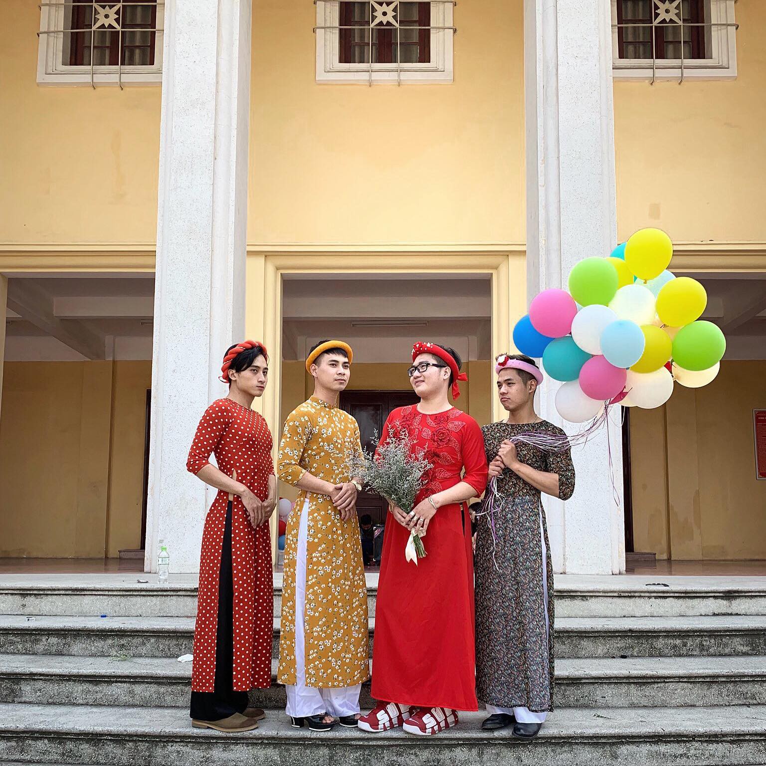 Nhóm nam sinh mặc áo dài, giả gái chụp kỷ yếu bị dân mạng chê nữ tính nhưng biết thân thế thật ai cũng thích thú-3