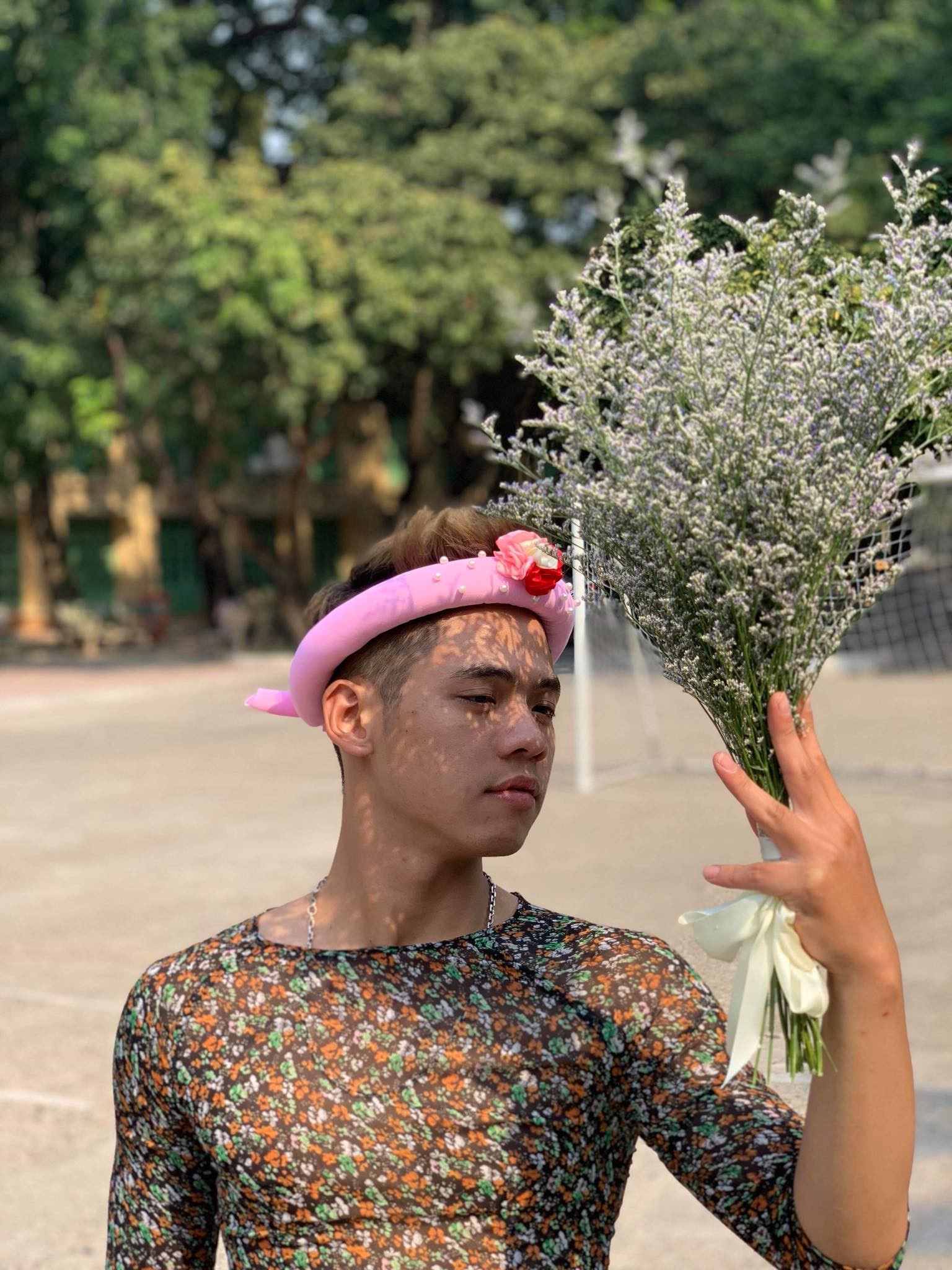 Nhóm nam sinh mặc áo dài, giả gái chụp kỷ yếu bị dân mạng chê nữ tính nhưng biết thân thế thật ai cũng thích thú-7